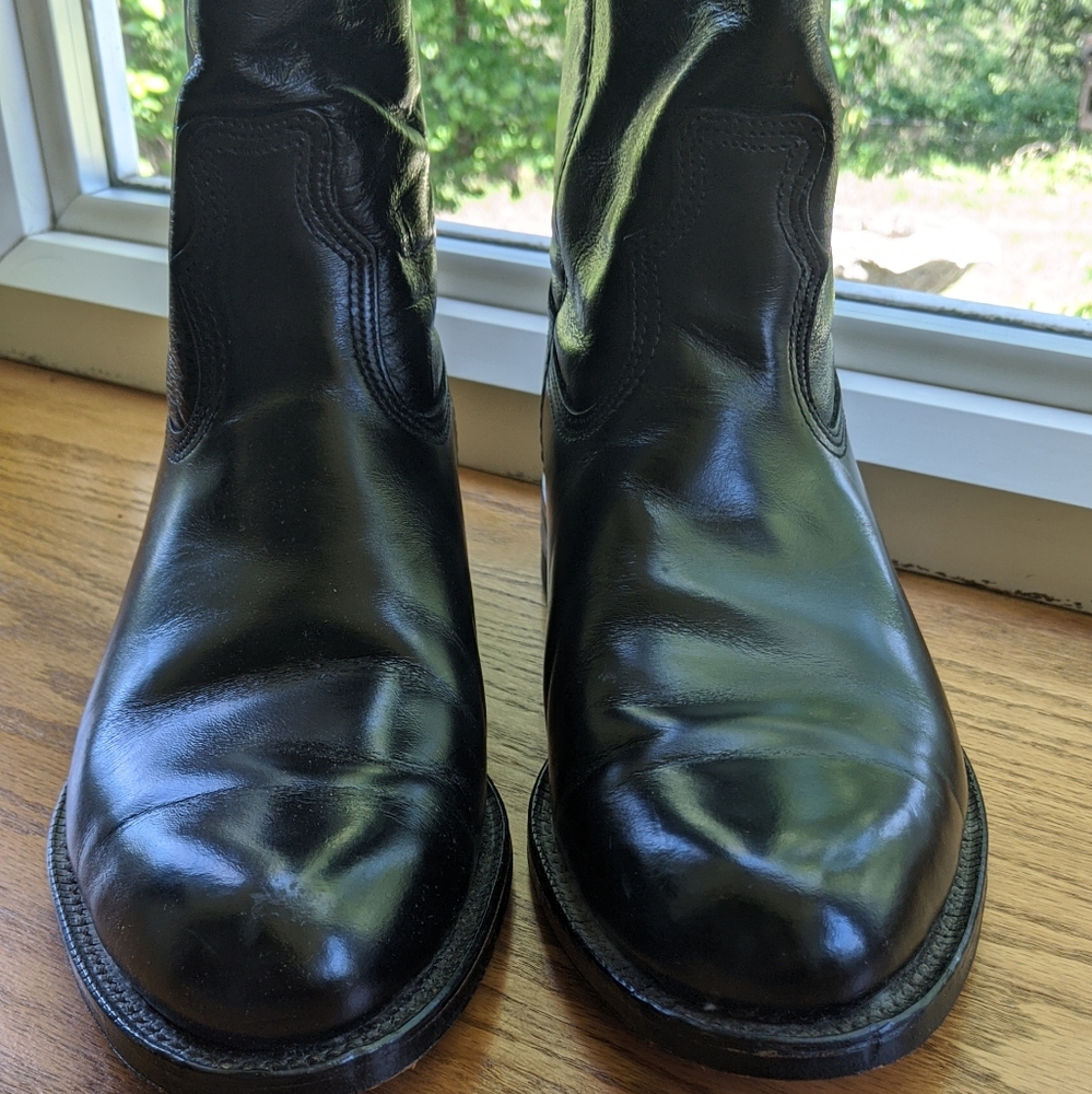 Boots  Men's Black low heel boot size 9 D - Picture 9 of 9